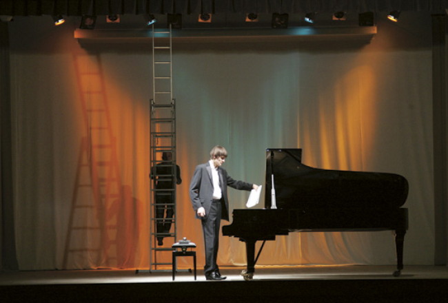 Madonas kultūras namā flīģelis Steinway&Sons ir kopš 2008.gada. «Mēs varējām atļauties,» Madonas mērs Andrejs Ceļapīters piesauc treknos gadus. Foto — Mārtiņš Zilgalvis, F64