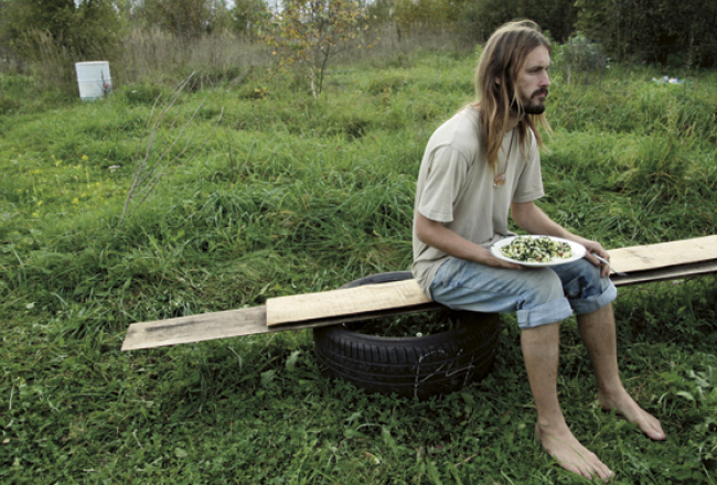 Kaspars ir svaigēdājs, tāpēc cienā ar salātiem, kas tapuši no cukini, lapu kāpostiem, gurķiem, puķkāpostiem, tomātiem. Tomāti — no lielveikala. «Nav mērķis izvairīties no veikala pārtikas, mērķis ir audzēt pašam».
