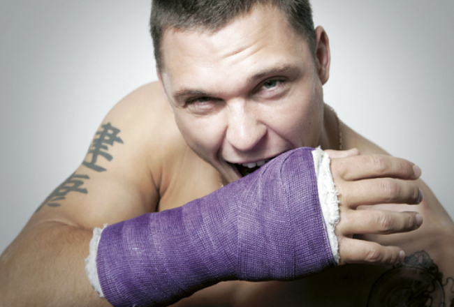 Zem ģipša ir tetovējums Never give up (Nekad nepadodies). Savukārt uz kreisā pleca atainots Māris finiša līnijā olimpiādē, gūstot zeltu. Zemāk tetovējums ar kārtīm: «Nav svarīgi, kādas kārtis iedala, svarīgi — kā izspēlē». Foto — Jānis Saliņš, F64