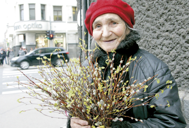 «Man ir 85 gadi, bet dvēselē — 42. Es nejūtos veca. Man pastāvīgi ir iedvesma. Pastāvīgi,» saka Tamāra Golovina, tapēc dzejoļus viņa rakstīšot vēl un vēl. Foto — Andrejs Terentjevs, F64