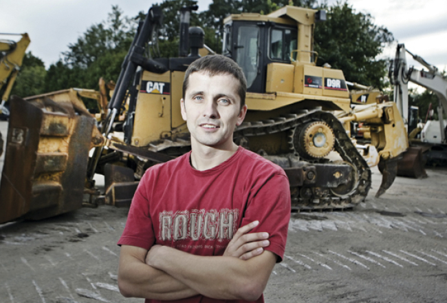 Trimen Tractors vadītājs Gints Timoško pirmoreiz šo amerikāņu buldozeru ieraudzīja izstādē Vācijā un iedomājās, ka gribētu reiz redzēt arī savas firmas placī. Foto — Jānis Saliņš, F64