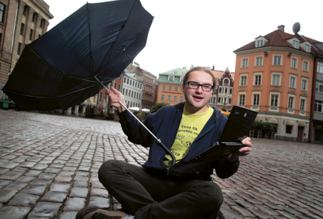 Toms Bricis laika prognozi cenšas piedāvāt arī kā izklaidi — līdz šim viņu vairāk pazina radio klausītāji, bet kopš septembra nogales arī LTV skatītāji. Foto — Jānis Saliņš, Raitis Plauks, F64