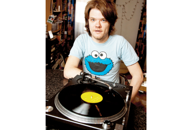 Toms Grēviņš un mūzikas atskaņotājs TECHNICS SL–1210MK