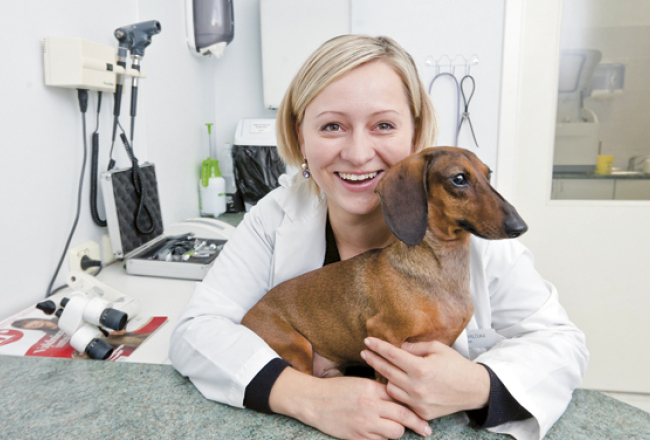 Studējot Kembridžā, Līga Kovaļčuka pētīja čūskas, ērgļa un žirafes acis. Ikdienā viņa ārstē kaķu un suņu acis. Attēlā: ar savu suni Mikiņu.