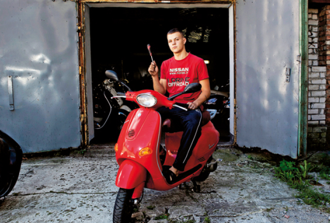 Kamēr Dāvja (18) klasesbiedri Rīgas 25.vidusskolā pukojās, ka skolēniem vasarā nopelnīt ir bezcerīgi, viņš no rīta līdz vakaram Vespa motorolleru salonā Rīgas klusajā centrā ķīlēja dzelžus. «Ar darba trūkumu neesmu saskāries, manā vecumā labu mehāniķu nav.»