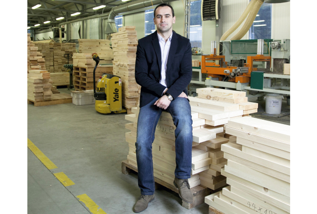 Jauno uzņēmuma novērtējuma rīku pirmais iemēģināja mūsdienīgu guļbūves māju ražotāja Dores fabrika direktors Mikus Zībergs.