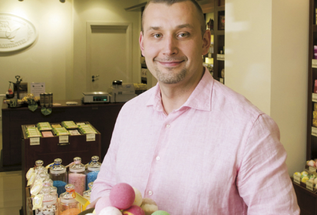 «Kam tev tādas galvassāpes?» Oļegam Ivanovam, kurš sāka ražot ar rokām gatavotas ziepes, prasīja paziņa, kas Latvijā tirgo alkoholu. Priekšā jau bija konkurenti, bet Rīgas ziepju manufaktūras tehniskajam direktoram no laika gala patika radošā atmosfēra un tas, ka šajā nozarē savienojas visas uzņēmējdarbības kategorijas: eksports, imports, ražošana, vairumtirdzniecība, izstādes