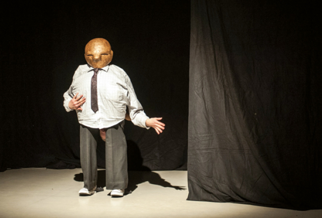 Aina no norvēģietes Frīdas Odenas Brinkmanes izrādes 1 1/2.