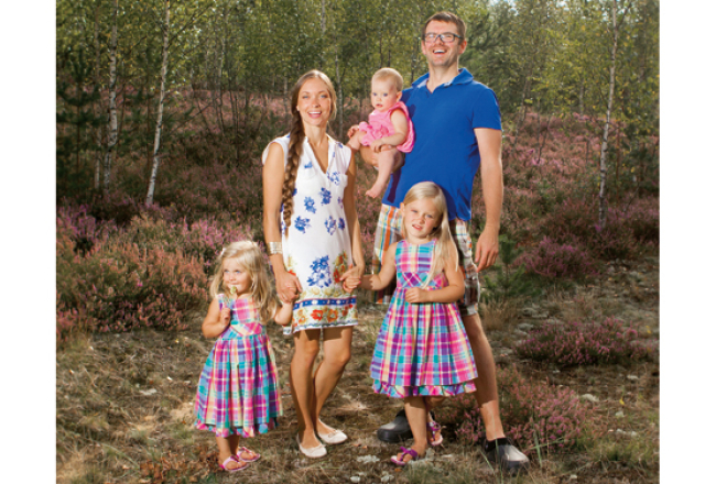 Pēteris un Marta Sproģi ar trīs meitiņām. Kad vidējā meitiņa aizgāja mūžībā, Marta šajā fotogrāfijā pamanīja, ka visa ģimene skatās fotokamerā, bet Belliņa ar skatienu veras tālumā — debesīs, kā norādot uz mūžīgajām vērtībām.