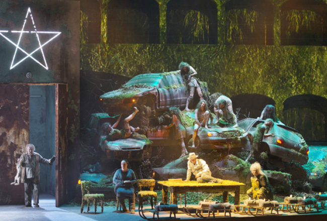 Viss uz skatuves ir postapokaliptisks, postmoderns, pat Ziemassvētku eglīte ir pēcsvētku — eglītes skelets ar spuldzītēm.