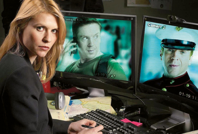 Svešais starp savējiem (Homeland) svētdien ieguva Zelta globusu kā labākais dramatiskais TV seriāls. Pie balvām tika arī galvenie aktieri — Klēra Deinsa un Demiens Lūiss.