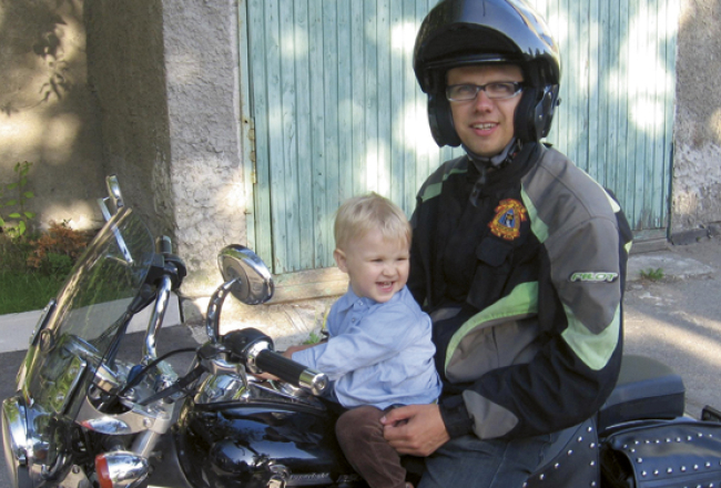 Zigmārs Atvars ir Kristīgo motociklistu asociācijas vadītājs Latvijā. Nesen viņš motociklu pārdeva un brauc ar auto, kas gan nav iesvētīts. Klēpī — dēls Jēkabs. Foto no personīgā arhīva