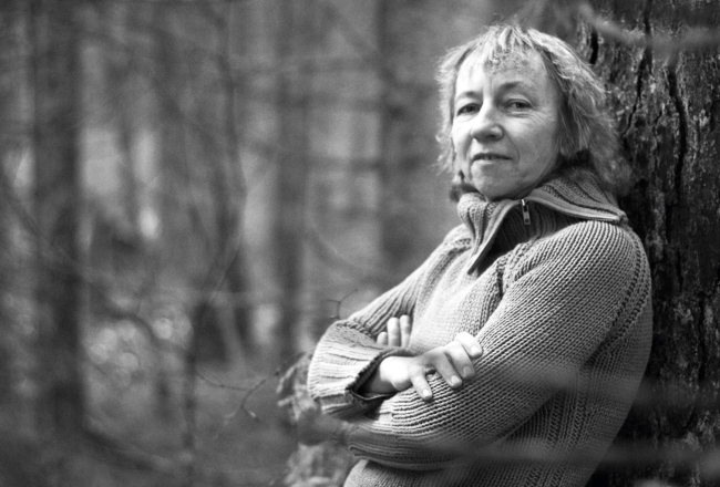 Četru jau pieaugušu bērnu mamma Anita Biseniece no Pokaiņiem vada skolēnu ekskursijas un pārtiek no neregulāriem ienākumiem. Viņa var zaudēt tiesības uz valsts apmaksātu ārstēšanu.