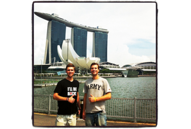 Ģirts Smelters (no labās) un Kristaps Jēkabsons pie Marina Bay Sands kazino debesskrāpjiem Singapūrā.