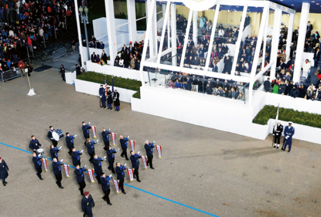 ASV prezidenta Baraka Obamas inaugurācijas ceremonija 21.janvārī. Trompetistu grupas pirmajā rindā otrais no labās — latvietis Jānis Porietis, kurš Amerikā doktorantūrā studē trompetes spēli.