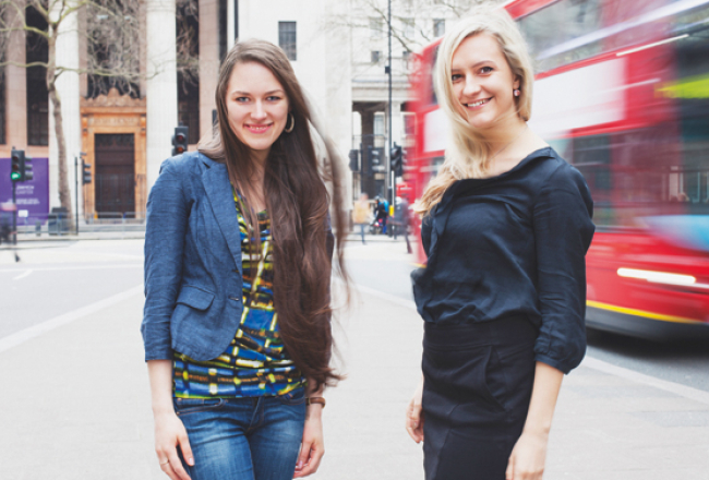 Inese Zepa (pa kreisi) un Helga Gūtmane darbojas Latvijas Studentu asociācijā Londonā.