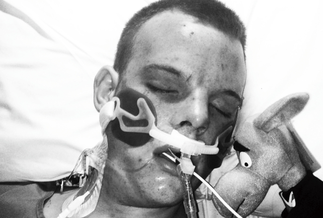 Britu puisis Džimijs Gišārds (20) pērn oktobrī nomira pēc legālo narkotiku lietošanas. Viņa māte atļāva dēla pirmsnāves fotogrāfiju izmantot arī Stop drugs reklāmas kampaņā Latvijā, taču cerības, ka tas novērsīs citu jauniešu bojāeju, nav piepildījušās