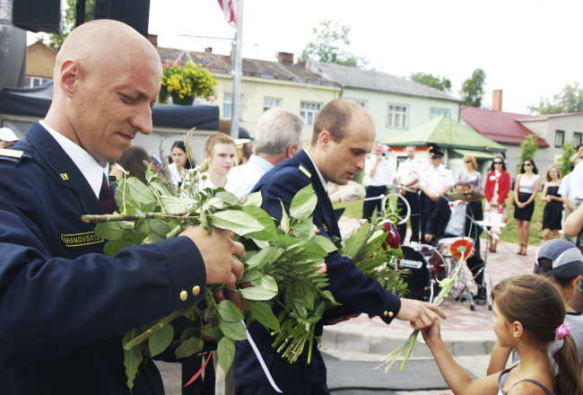 2011.gada pilsētas svētkos Fēnikss laupītāju ievainotajiem policistiem Salvim Tihanovskim (priekšplānā) un Rimam Švedam piešķīra gada jēkabpiliešu titulus