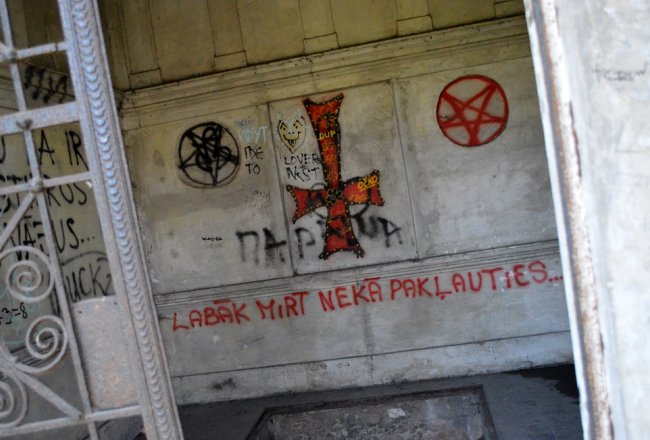 Ar grafiti apķēpāta kapliča Lielajos kapos. Foto: Zane Bitere, LETA