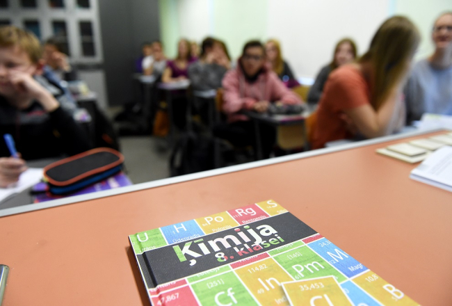 Ķīmijas stunda Teikas vidusskolā. Foto: Ieva Makare, LETA