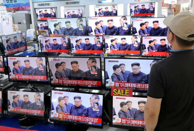 Ziemeļkorejas TV rāda reportāžu par kodolizmēģinājumu ar vadoni Kimu Čenunu. Foto: Reuters/LETA