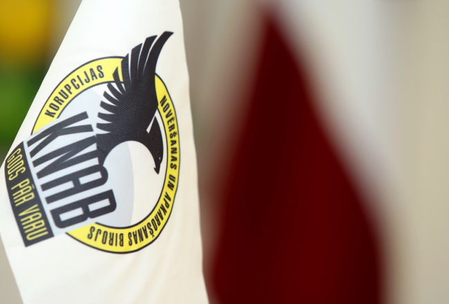 Korupcijas novēršanas un apkarošanas biroja simbols. Foto: Edijs P\alens, LETA