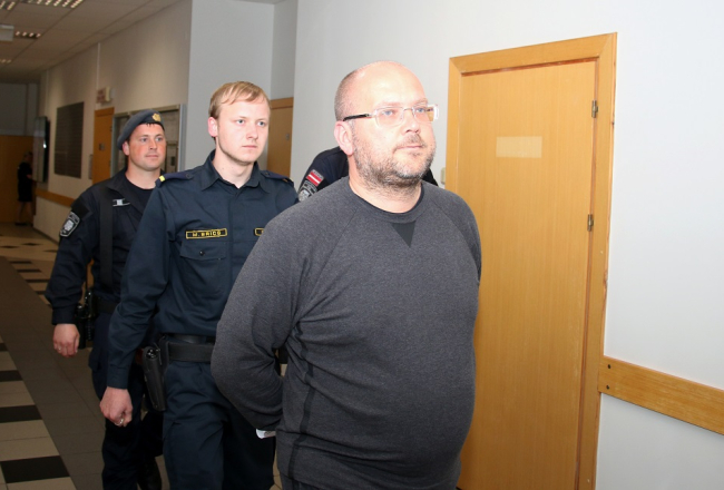 Ilmārs Krūms jūnijā tiek konvojēts uz tiesas sēdi, kurā izskatīja drošības līdzekļa piešķiršanu aizdomās turētajam.