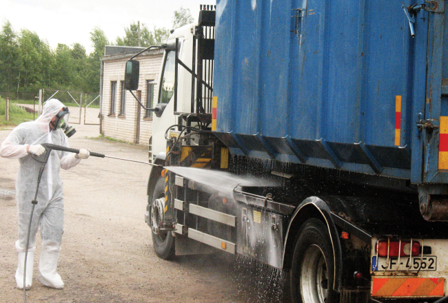Transporta dezinfekcija Daugavpilsnovada Lauceses pagastā, kur īpašā iekārtā kopš 20.augusta dedzina Āfrikas cūku mēra dēļ likvidētās mājas cūkas un mežacūkas.