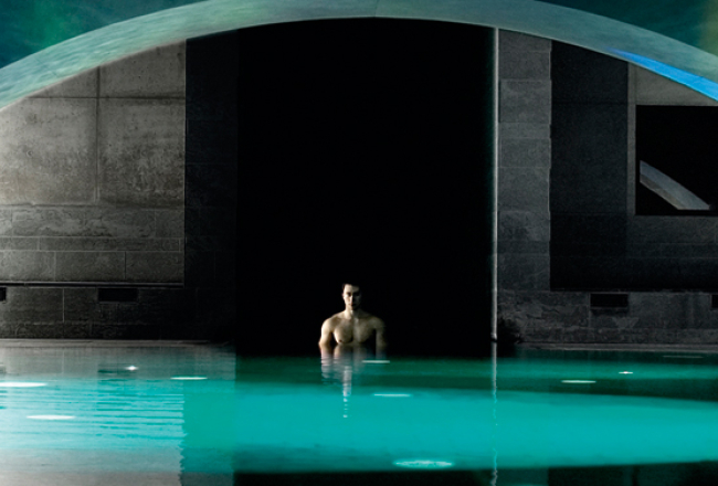 Ar siltu sālsūdeni piepildīto tumšo Berlīnes spa Liquidrom telpu izgaismo prožektori visās varavīksnes krāsās un skan dīdžeja mūzika. Preses foto