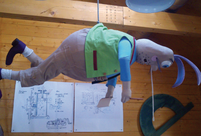 «Burkāns lai parauj!» nodomāja zaķis Adalberts, kad, karājoties Oskara darbnīcas sijā, puņķis traucēja pārzīmēt Oskara rasējumu.