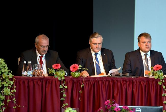 Latvijas pašvaldību savienības (LPS) priekšsēža vietnieks, Jelgavas domes priekšsēdētājs Andris Rāviņš (no kreisās), bijušais LPS priekšsēdētājs Andris Jaunsleinis un jaunais LPS priekšsēdis, Auces novada pašvaldības vadītājs Gints Kaminskis.