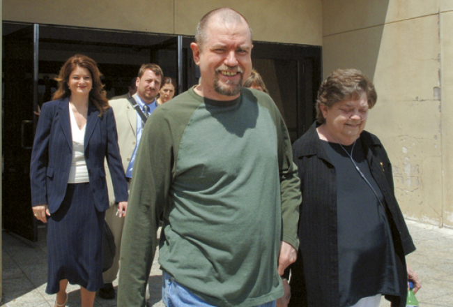 Kērtiss Makartijs 2007.gadā iznāk no Oklahomas stingrā režīma cietuma, kur viņš gaidīja nāvessoda izpildi. Foto — Oklahoma Gazette