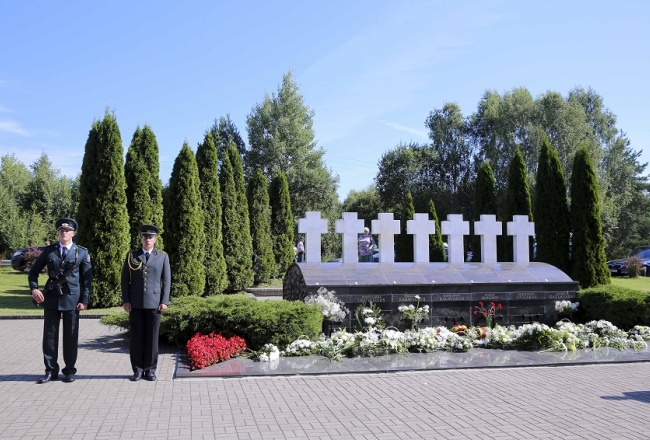 Piemineklis nogalinātajiem Lietuvas muitniekiem Medininku traģēdijas vietā. Foto: BNS/LETA