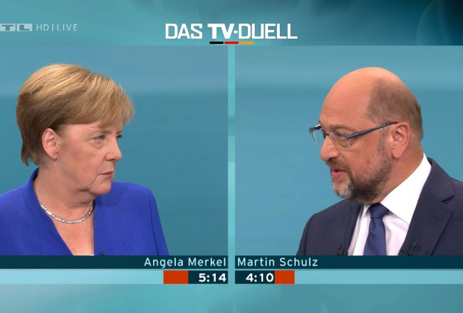 Vācijas kanclere Angela Merkele (no kreisās) TV debatēs ar Martinu Šulcu. Foto: AFP/LETA
