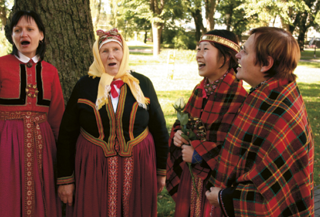 Norija Curuta (Norie Tsuruta; otrā no labās) no Japānas Alsungā pētīja suitu tradīcijas un divreiz bija arī sēņot. «Mušu mirt,» Norija zina, kas ir indīgākā sēne. Foto no personīgā arhīva