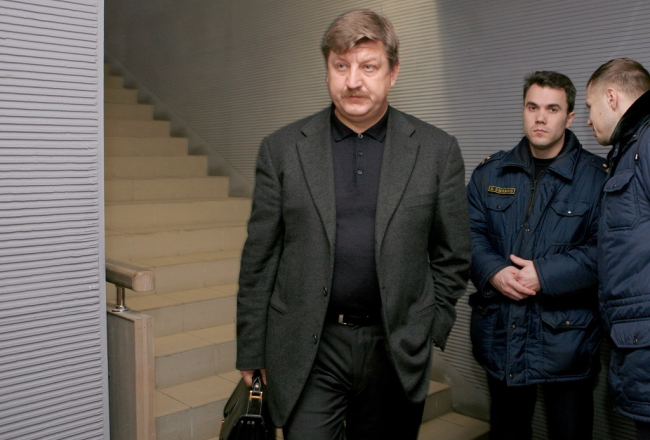 Apsūdzētais uzņēmējs Germans Milušs 2007.gadā pēc atliktās tiesas sēdes Jūrmalas mēra vēlēšanu kukuļošanas krimināllietā Zemgales apgabaltiesā.