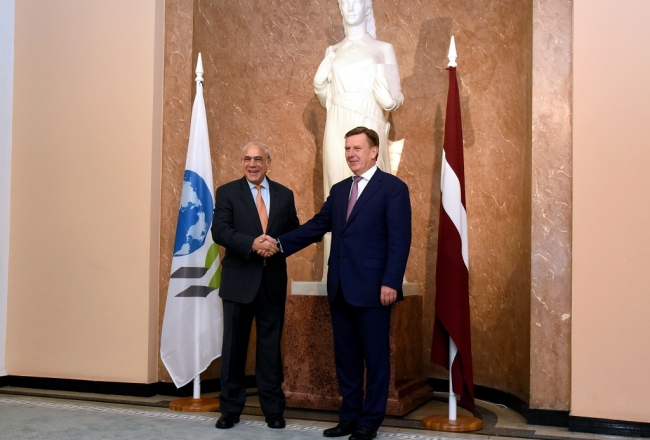 Ministru prezidents Māris Kučinskis (no labās) un OECD ģenerālsekretārs Anhels Gurijs tikšanās laikā Ministru kabinetā.