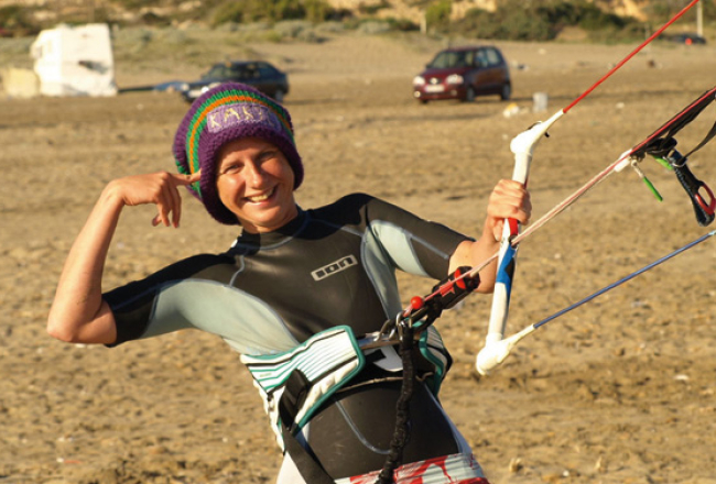 Ilze pirms trim gadiem pameta darbu bankā, lai pūķotu. Tagad viņai ir trīs pūķi, un šajā nedēļas nogalē ar kādu no tiem ķers vēju Samsung Wave Kite Party Ventspilī. Foto no personīgā arhīva