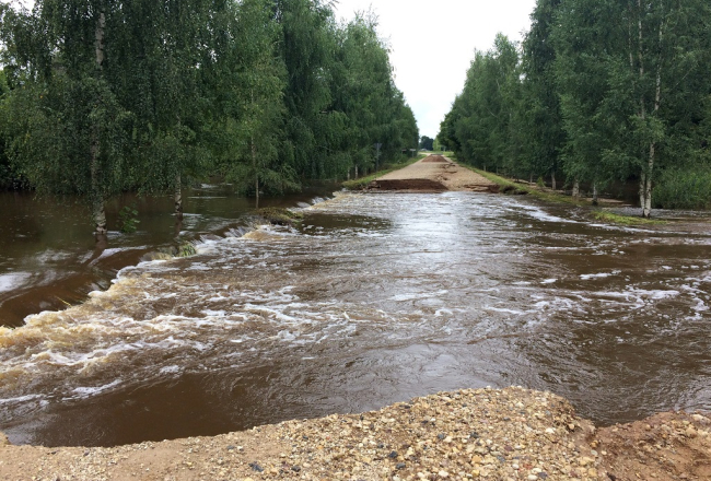Stipro lietusgāžu ūdeņi pārpludinājuši ceļu Baltinavas novadā.