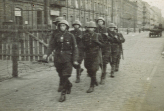 Attēlā redzamie puiši ir 22.latviešu policijas bataljona karavīri Varšavas ielās 1942.gadā. Kadrs no filmas Pretrunīgā vēsture