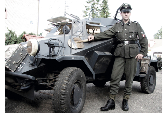 Raimondam ir vismaz 30 Pirmā un Otrā pasaules kara laiku formas tērpu, ko viņš uzšuvis pats, liekot lietā tēva atstāto kājminamo Singer šujmašīnu.