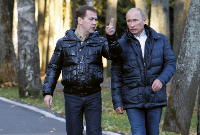 Sestdien Maskavā valdošās partijas Vienotā Krievija kongresā līdzšinējais prezidents Dmitrijs Medvedevs lūdzis premjeru un eksprezidentu Vladimiru Putinu no jauna kandidēt uz prezidenta amatu vēlēšanās nākamgad. Kā pavēstīja Medvedevs, ideja, ka jākandidē Putinam, abiem radusies jau tad, kad veidojusies viņu «biedriskā savienība», taču to nav izpauduši, gaidot piemērotu brīdi. Putins teica, ka piekrīt balotēties 2012.gada 4.martā paredzētajās vēlēšanās. Putins izteica cerību, ka pēc viņa uzvaras prezidenta vēlēšanās Medvedevs savukārt kļūs par valdības vadītāju