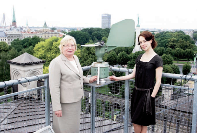 Laimdota Kalniņa (pa kreisi) un Olga Ritenberga katru nedēļu veic putekšņu monitoringu, lai alerģiski cilvēki zinātu, kas viņus sagaida. Olga patlaban rakstadoktordarbu par to, kā meteoroloģiski procesi ietekmē putekšņu koncentrāciju