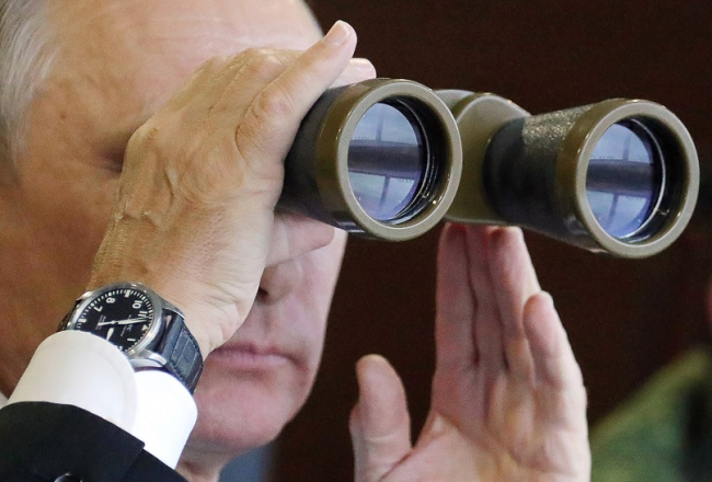 Krievijas prezidents Vladimirs Putins vēro mācības "Zapad 2017" poligonā pie Sanktpēterburgas. Foto: ITAR-TASS/LETA