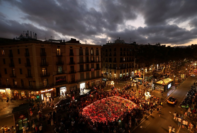 Barselonas centrālajā tūristu ielā Ramblas bulvārī piemiņas vieta ceturtdien teroristu nogalinātajiem cilvēkiem. Foto: Reuters/LETA
