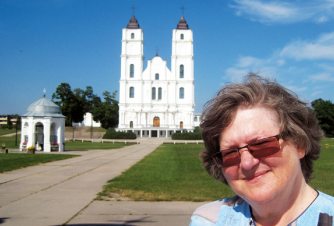 «Draugi man teikuši, ka dziedāšanu tiešraidē labi nedzird, jo pa virsu runā komentētāji un skaļi zvana baznīcas zvani,» smejas Aglonas bazilikas kora vadītāja Ieva Lazdāne, kura ir viena no diriģentēm Vissvētākās Jaunavas Marijas debesīs uzņemšanas svētkos.