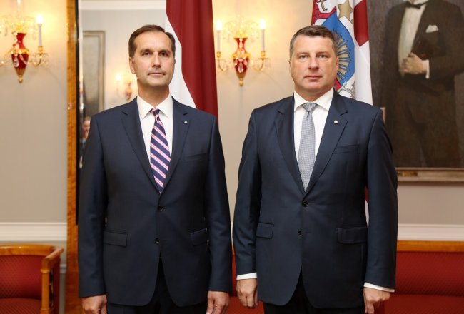 Valsts prezidents Raimonds Vējonis (no labās) un Latvijas vēstnieks Krievijā Māris Riekstiņš akreditācijas vizītes laikā Rīgas pilī.