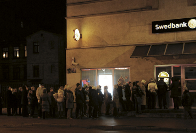 Rinda pie Swedbank bankomāta Rīgā 11.decembra naktī.