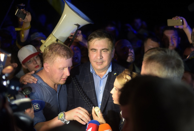 Mihails Saakašvili pēc Ukrainas robežas šķērsošanas kopā ar saviem atbalstītājiem, tai skaitā Jūliju Timošenko. Foto: Reuters/LETA