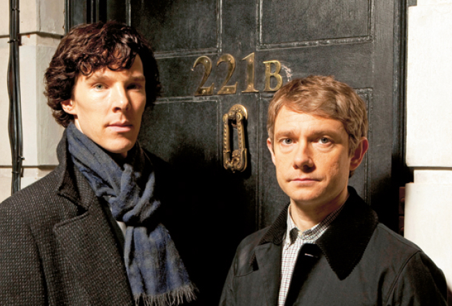 Mūsdienu Šerloks Holmss (aktieris Benedikts Kamberbečs, pa kreisi) un doktors Vatsons